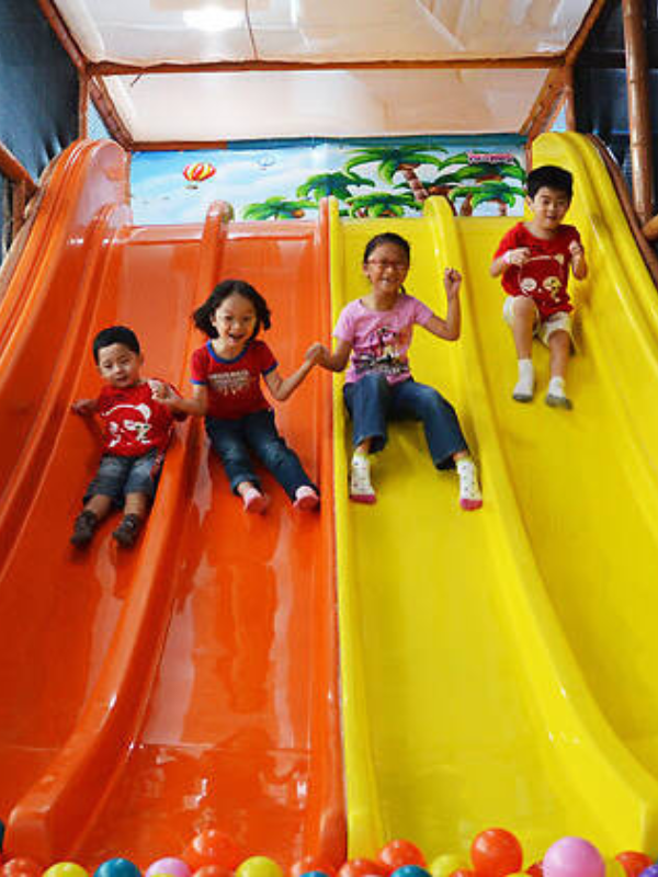 Children sliding down the slide at VivoCity in Singapore Little Steps