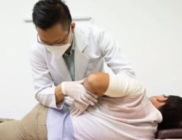 Image of physician helping patient stretch - Jin TCM Clinic - tcm clinic singapore