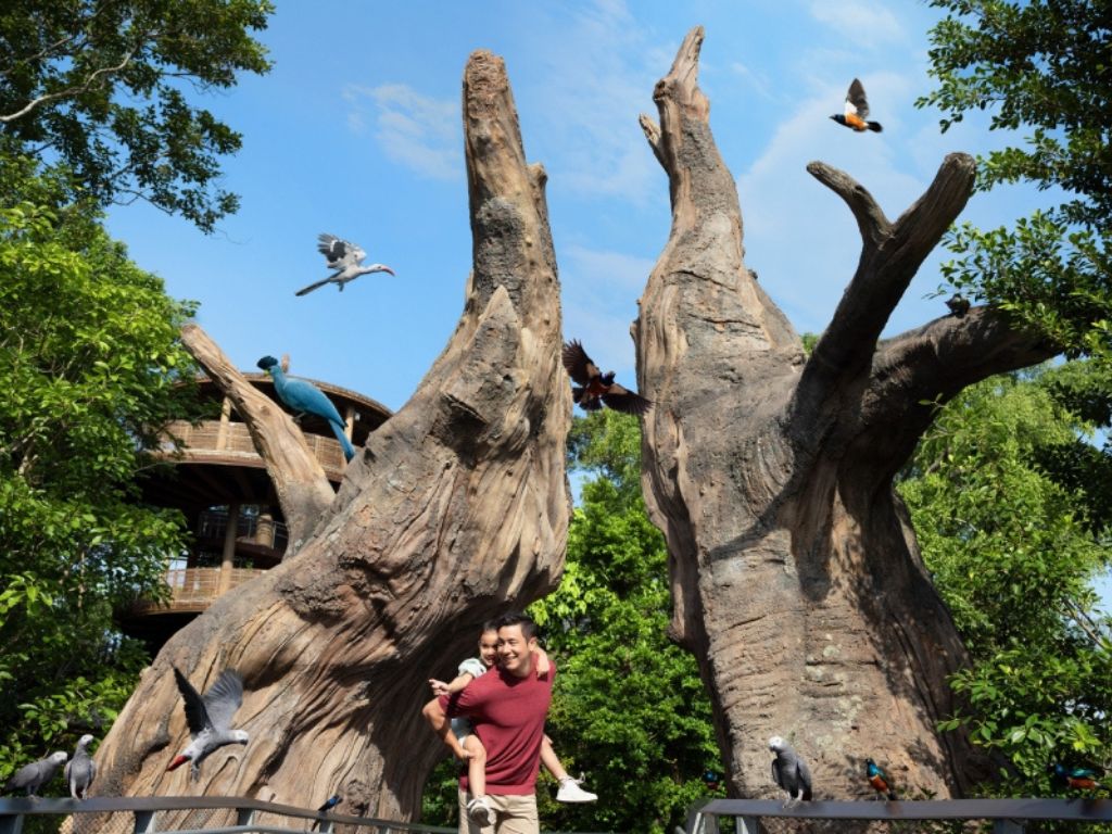 Image of dad and daughter at Bird Paradise Singapore