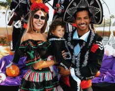 Image of family in costumes from Funidelia - Halloween costume Singapore