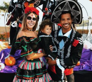 Image of family in costumes from Funidelia - Halloween costume Singapore