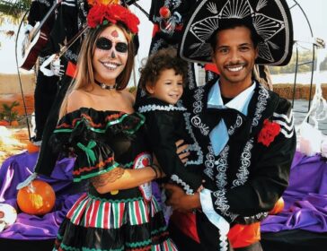Image of family in costumes from Funidelia - Halloween costume Singapore
