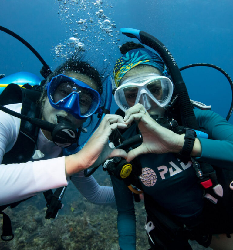 2 people learning to scuba dive in thailand