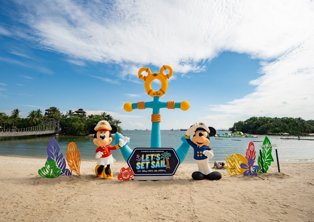 Image of Mickey and Minnie at Sentosa