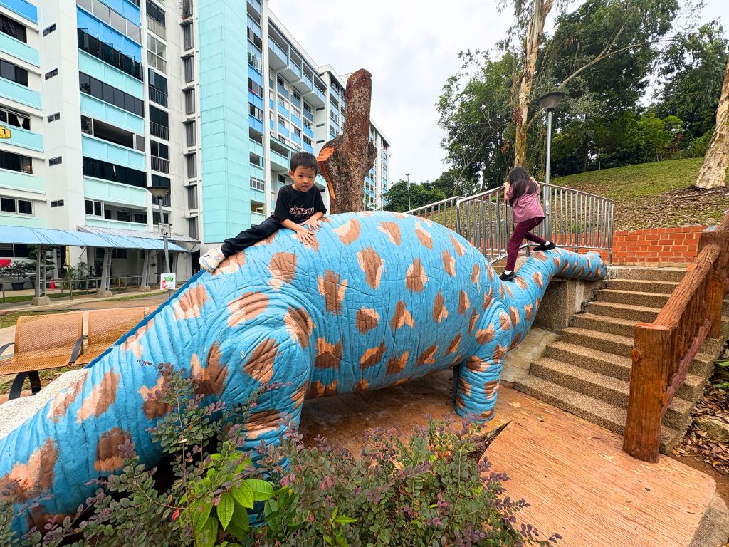 Image of dinosaur sculpture at Fu Shan Garden