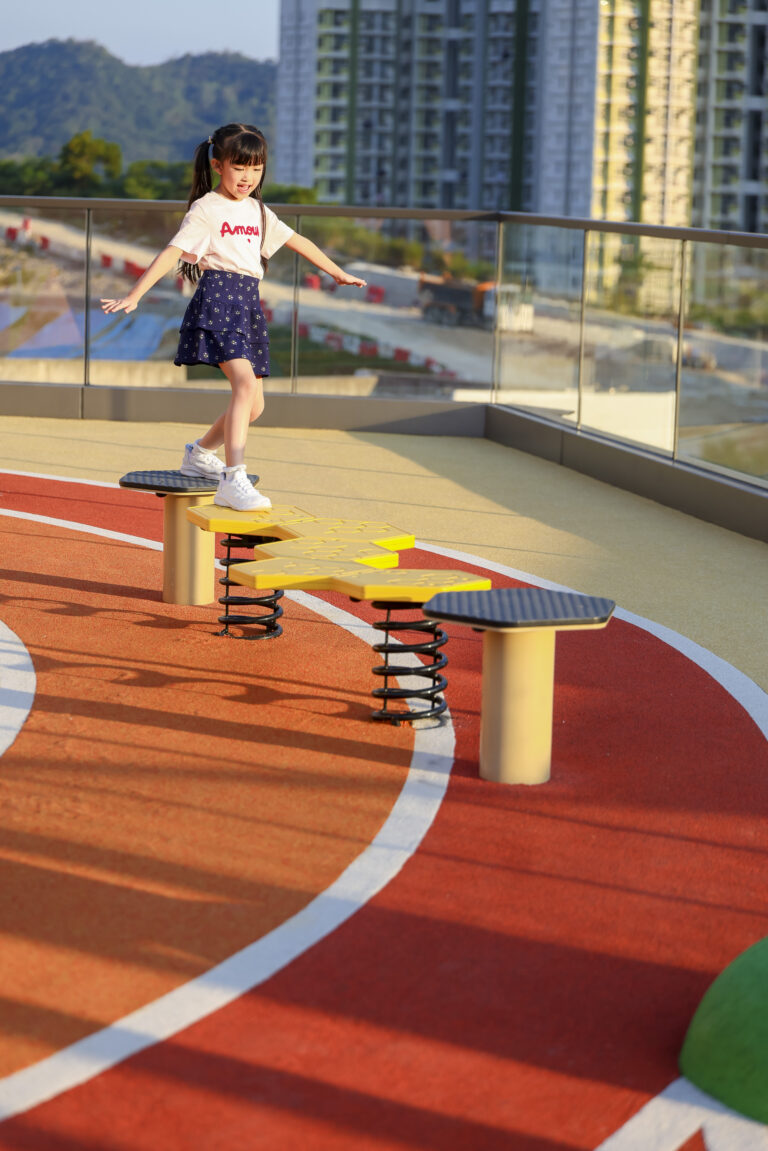 NEW PLAYGROUND IN KWUN TONG. COLORFUL ROOFTOP. SLIDES AND TRAMPOLINES